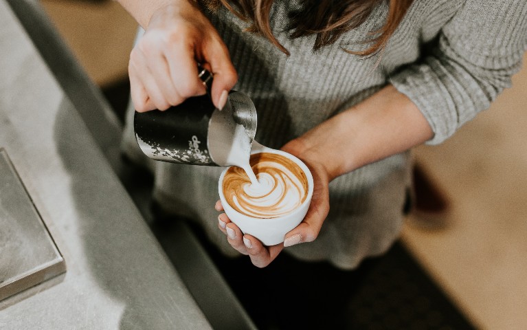 barista usa tecnica latte art per preparare cappuccino