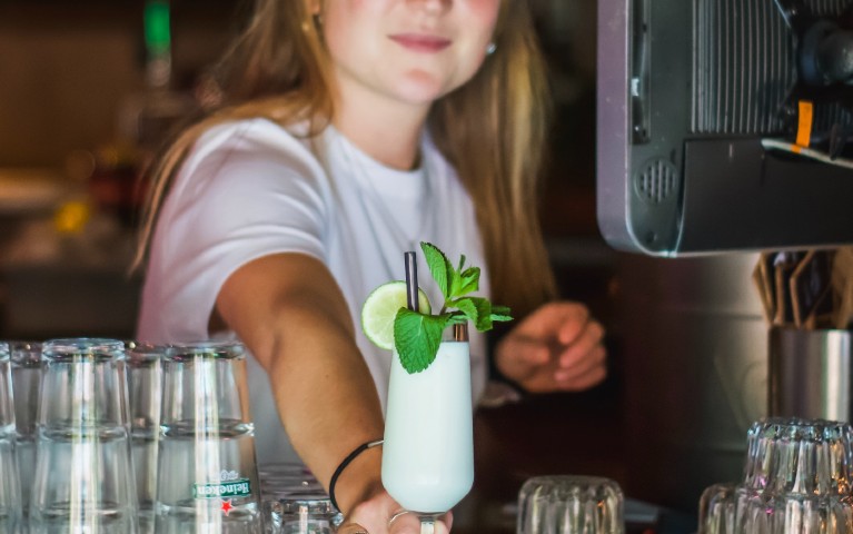 barlady prepara cocktail