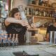 barlady barman donna che lavora dietro al bancone del bar