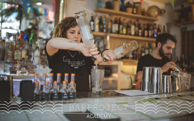 barlady barman donna che lavora dietro al bancone del bar