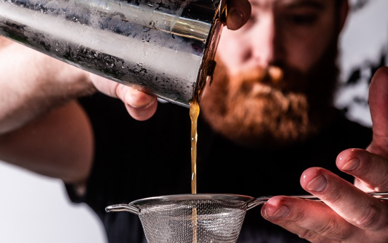 barman prepara un cocktail