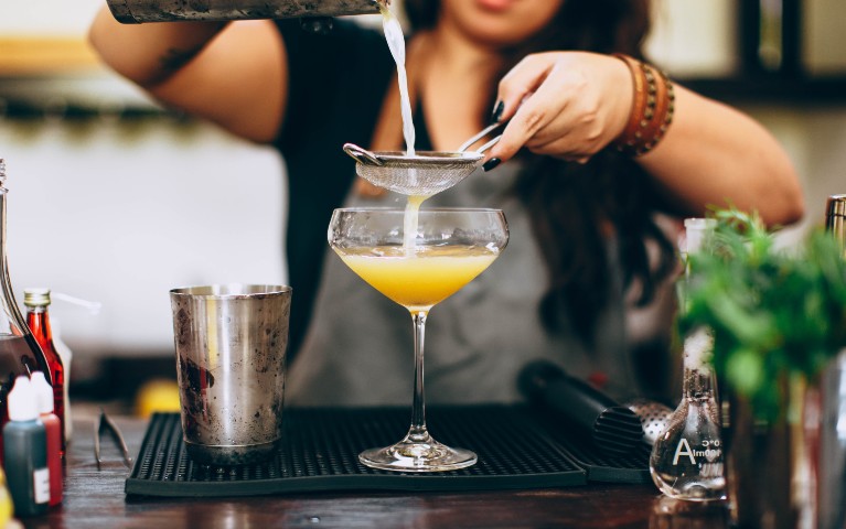 bartender prepara un cocktail